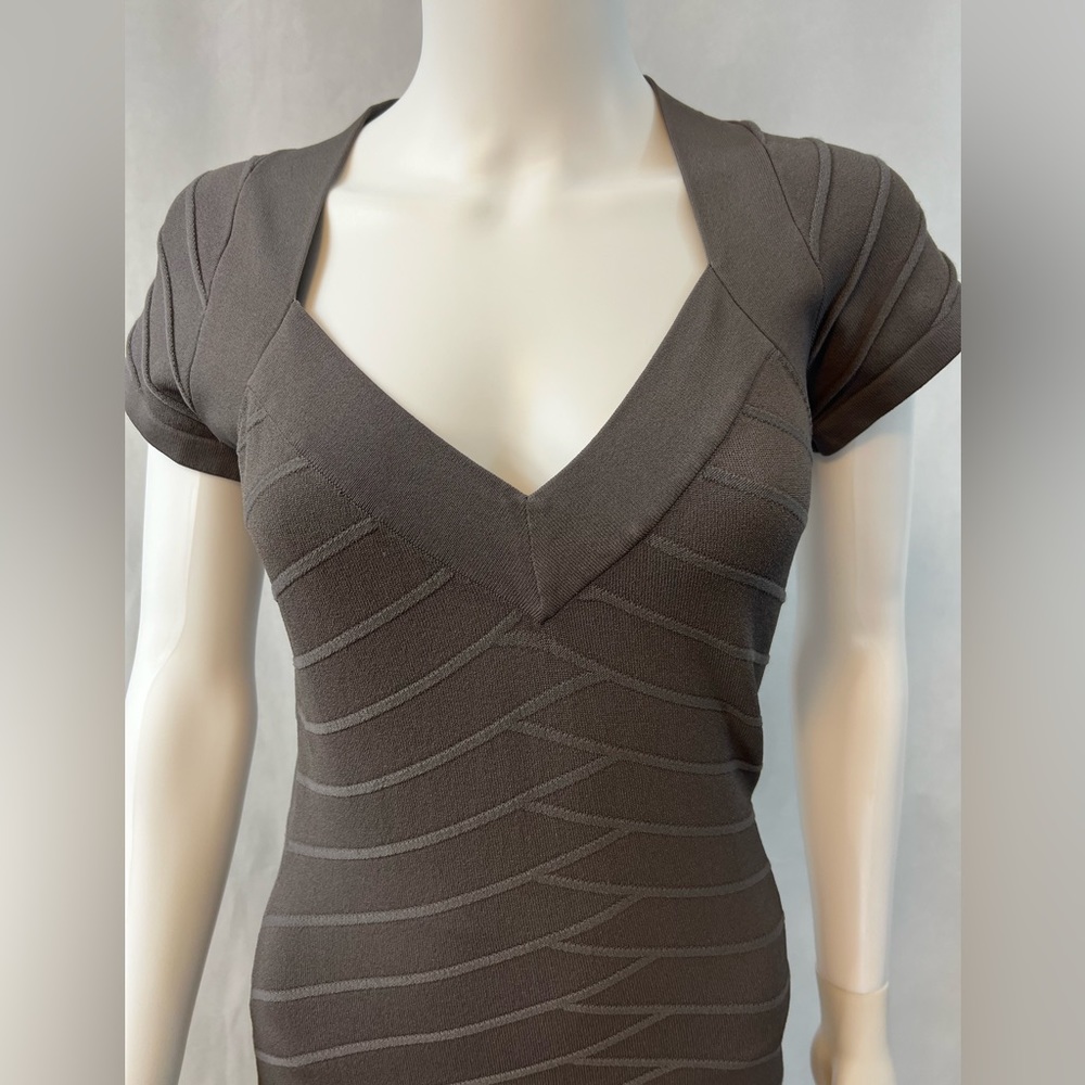 French Connection.EUC.Gorgeous Ribbed form fitting โDAYโ mini dress.Vneck.Grey.8 - Picture 9 of 11